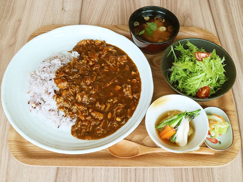 チキン煮込みの雑穀カレー定食 800円(税込)