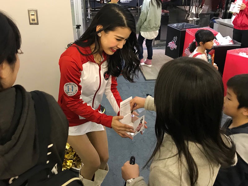 ｂｔによるロビーでの募金の様子