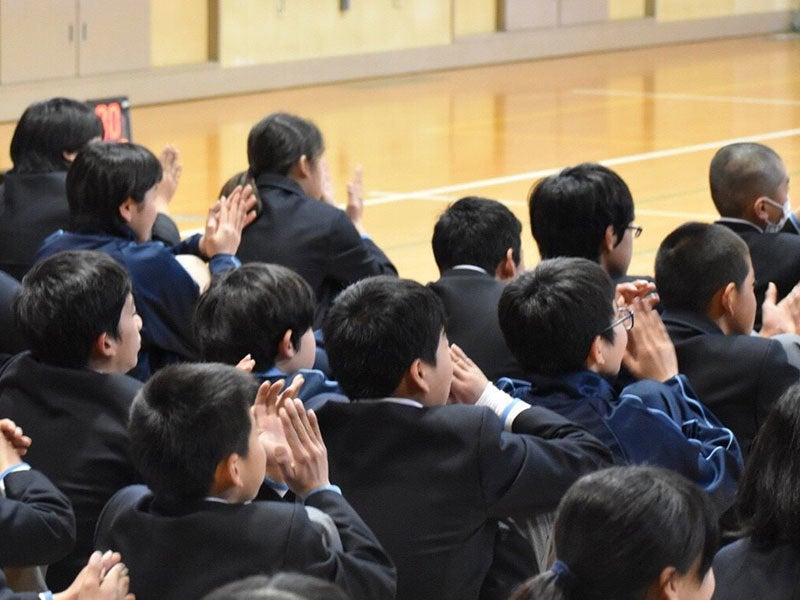 応援する生徒たち