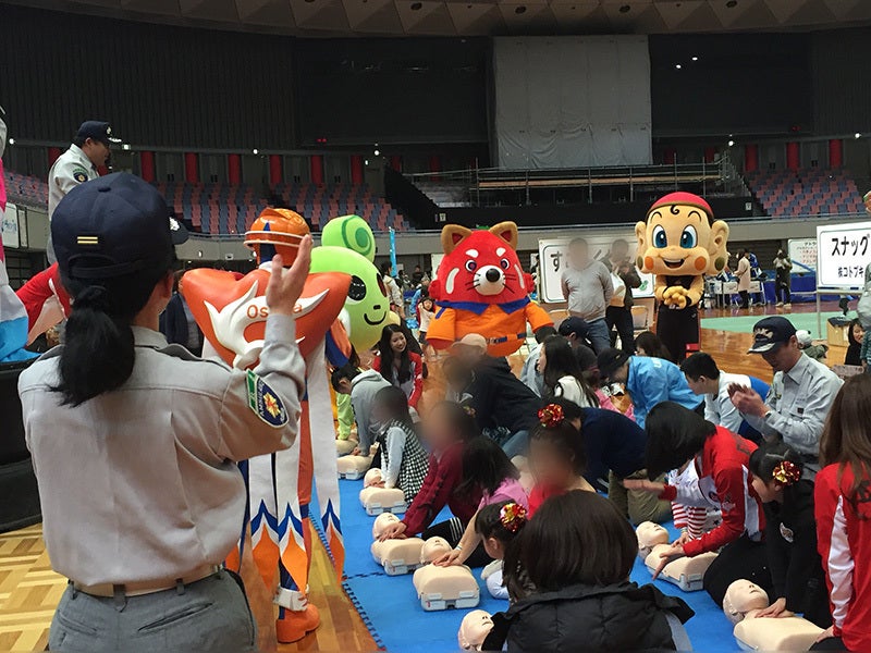 心臓マッサージ体験のお手伝い