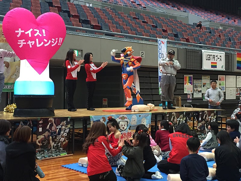 心臓マッサージ体験のお手伝い２