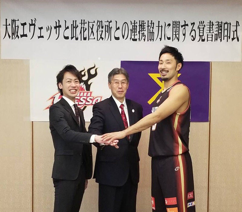 手を合わせて