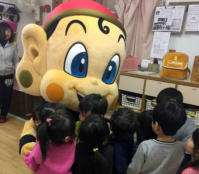 子ども達とハグするまいどくん