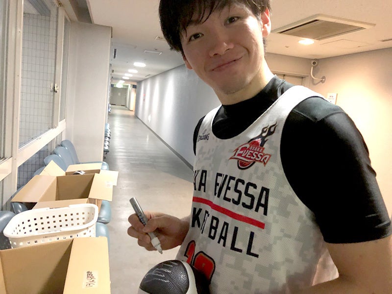 サインする安部選手