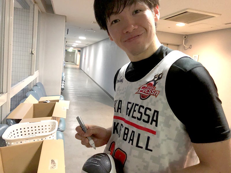 サインする安部選手