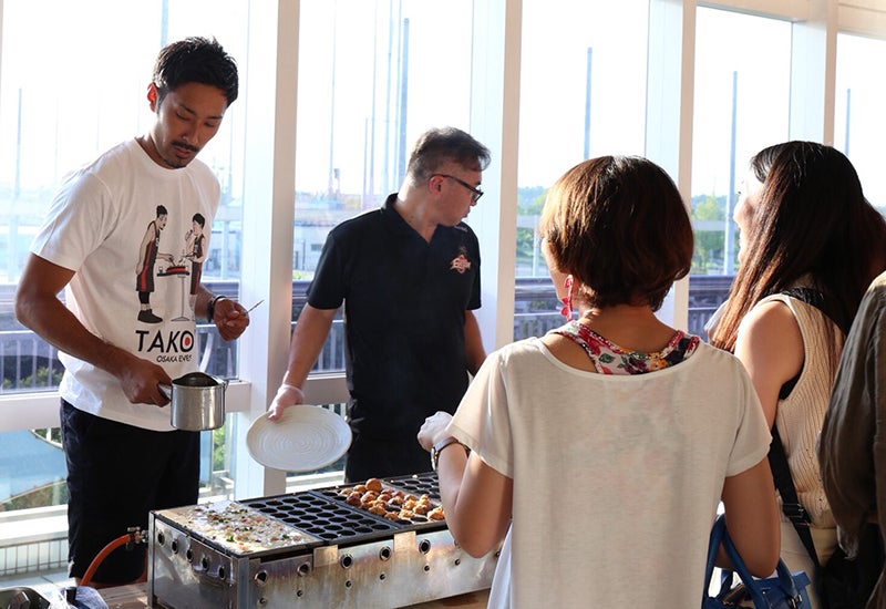 選手がたこ焼きを焼いて、お客様に食べてもらいました！