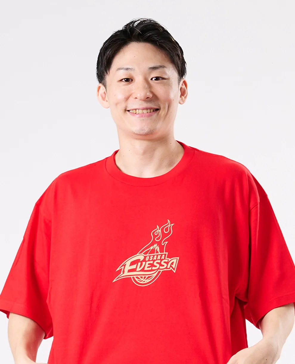 赤いエヴェッサ応援Tシャツを着たモデル