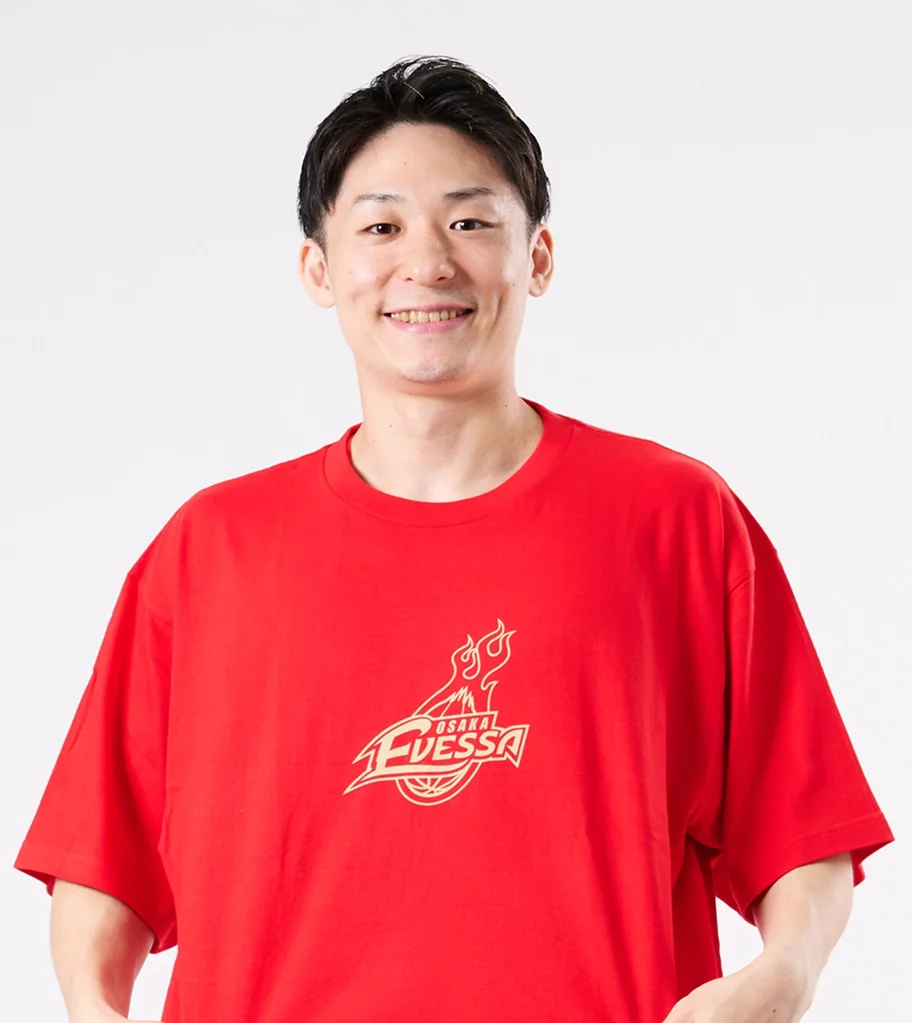 赤いエヴェッサ応援Tシャツを着たモデル
